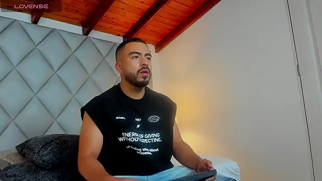 AaronVegaa online show from January 17, 7:28 pm