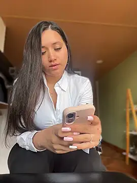 Veronica Wins  online show from May 11, 7:00 pm