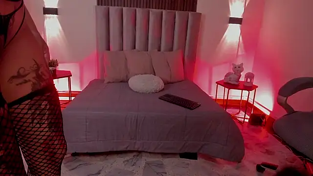 Isis Moon online show from February 3, 7:30 pm