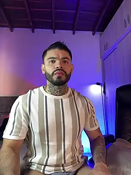 thiago ferrari  online show from March 25, 8:59 pm