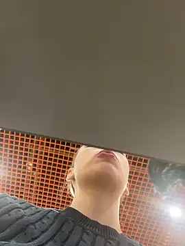 Snapshot of LeiaMood chatting on February 2, 5:06 am LeiaMood online show from February 2, 5:06 am