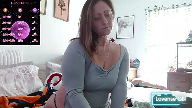 Snapshot of FoxyMillie chatting on February 5, 4:44 pm FoxyMillie online show from February 5, 4:44 pm