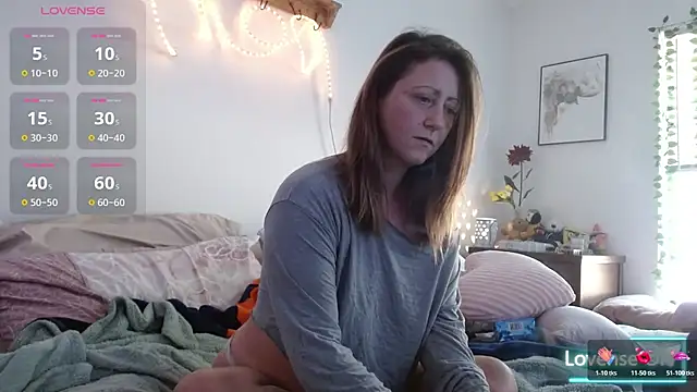 Snapshot of FoxyMillie chatting on February 17, 4:46 pm FoxyMillie online show from February 17, 4:46 pm