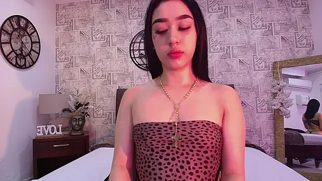 emily clarkk  online show from January 16, 8:02 pm