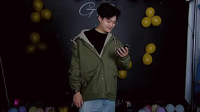 Snapshot of STR-100 chatting on February 24, 12:03 pm STR-100 online show from February 24, 12:03 pm