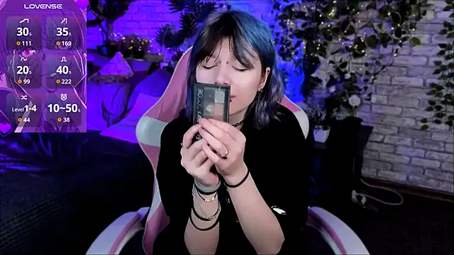 Ashley Veil online show from March 2, 9:10 pm