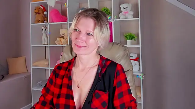 Julie Lucas online show from March 15, 12:49 am