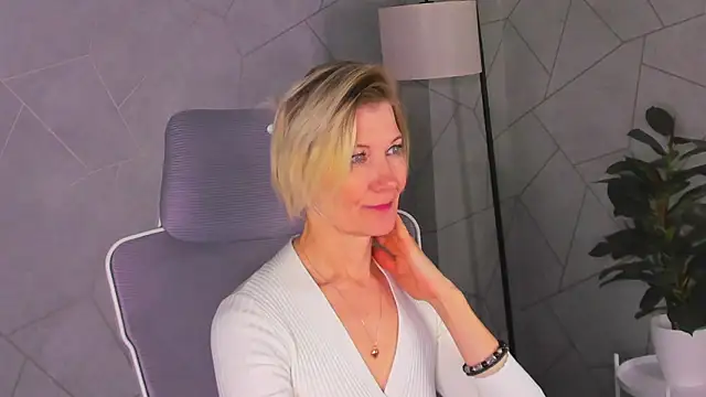 Julie Lucas online show from March 20, 12:37 am