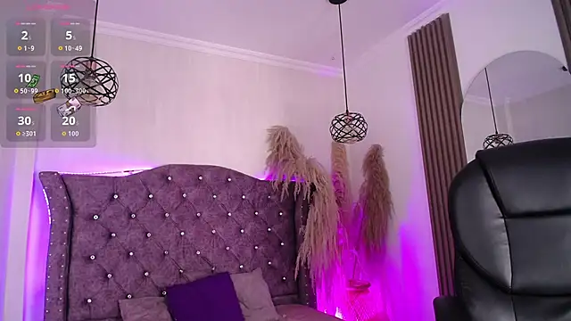 Snapshot of Violet_Collins1 chatting on June 4, 9:43 pm Violet Collins1 online show from June 4, 9:43 pm