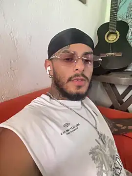 Snapshot of liyamjunior chatting on February 14, 4:26 pm liyamjunior online show from February 14, 4:26 pm