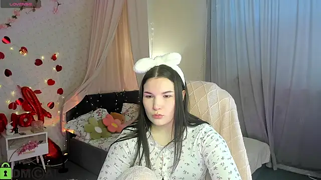 Snapshot of Mira_Silk chatting on February 28, 3:51 am Mira Silk online show from February 28, 3:51 am