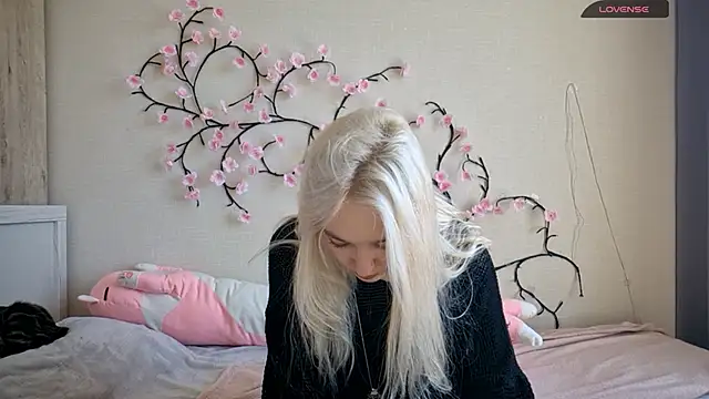 MisaMew online show from April 28, 9:47 am