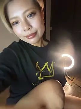 BADBITCHISAKI online show from March 23, 1:59 pm