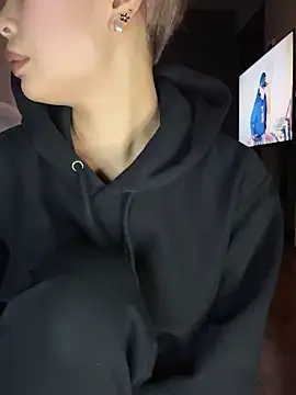 BADBITCHISAKI online show from April 19, 1:32 pm