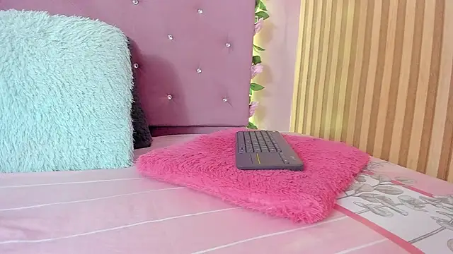 lovely  kiss   online show from April 21, 6:23 pm