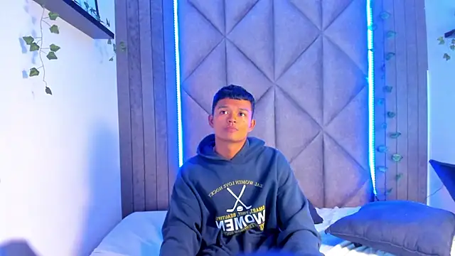 AndrewKenoxx  online show from April 2, 1:47 am