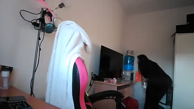 Snapshot of Yulian_Milf chatting on February 26, 4:50 pm Yulian Milf online show from February 26, 4:50 pm