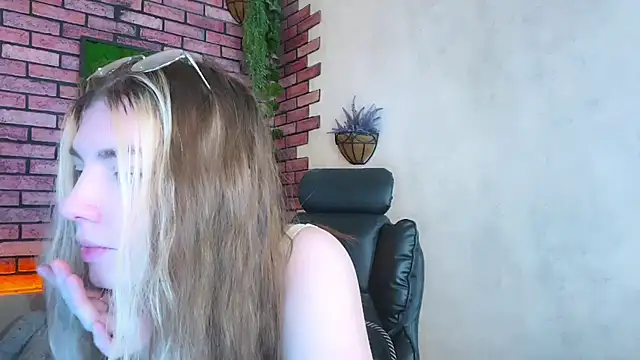 Snapshot of Eva_StarXXXX chatting on March 18, 4:47 am Eva StarXXXX online show from March 18, 4:47 am