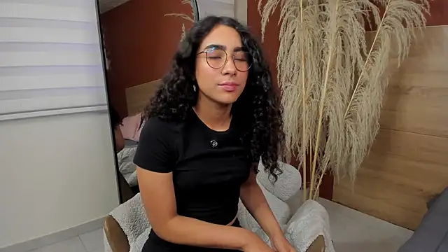 scarlett25   online show from April 17, 8:23 pm