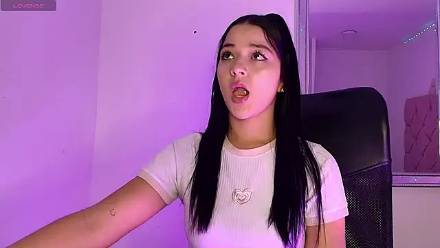 Snapshot of Minibombom chatting on March 4, 1:39 pm Minibombom online show from March 4, 1:39 pm