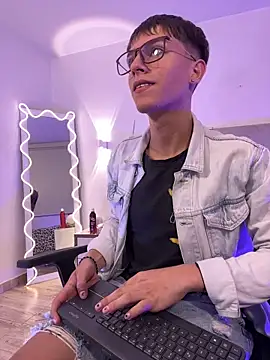 Snapshot of EVAN_TAY chatting on February 1, 3:05 am EVAN TAY online show from February 1, 3:05 am