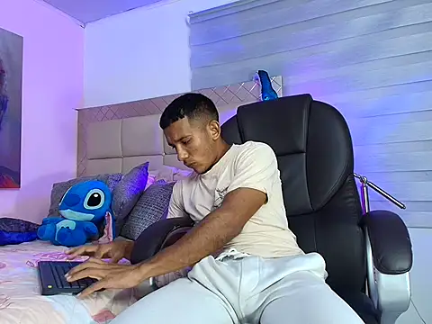 Snapshot of ricky_spensar23cm_ chatting on February 5, 2:16 am ricky spensar23cm online show from February 5, 2:16 am