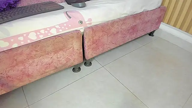 Melanie  Evans online show from April 20, 11:02 am