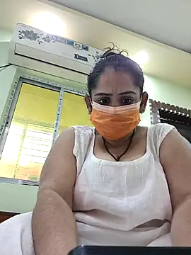 Snapshot of diyam4002 chatting on February 5, 9:03 am diyam4002 online show from February 5, 9:03 am