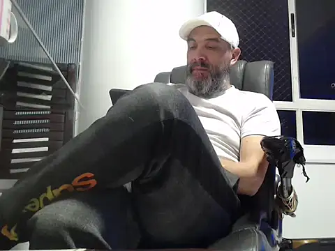 Snapshot of seriohetero19 chatting on February 16, 11:34 pm seriohetero19 online show from February 16, 11:34 pm