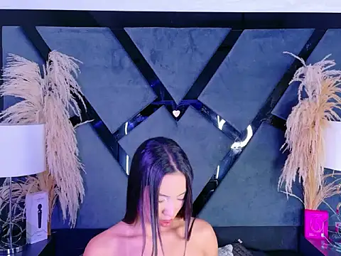 Snapshot of KylieWhitee chatting on February 5, 4:17 am KylieWhitee online show from February 5, 4:17 am