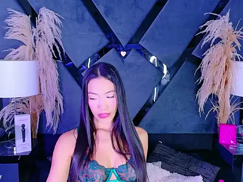 Snapshot of KylieWhitee chatting on February 17, 12:45 pm KylieWhitee online show from February 17, 12:45 pm