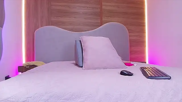 shaina adams online show from February 21, 11:55 am