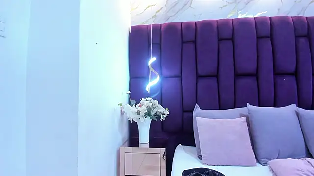 crystalstonee online show from March 11, 10:16 pm