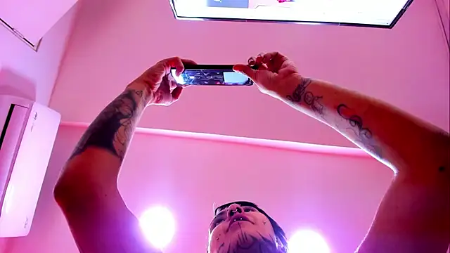 Dahliablack online show from April 2, 12:36 pm