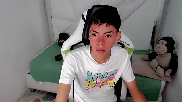 Snapshot of Liarr_ chatting on February 3, 8:14 pm Liarr online show from February 3, 8:14 pm