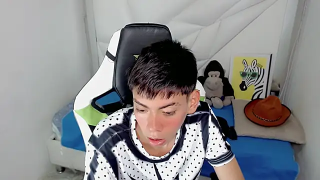 Snapshot of Liarr_ chatting on February 11, 8:36 pm Liarr online show from February 11, 8:36 pm