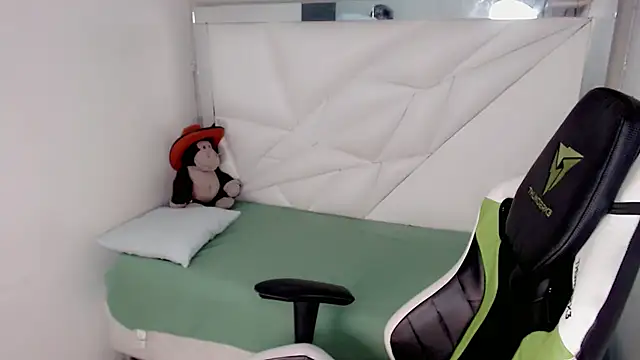 Snapshot of Liarr_ chatting on February 20, 7:58 pm Liarr online show from February 20, 7:58 pm