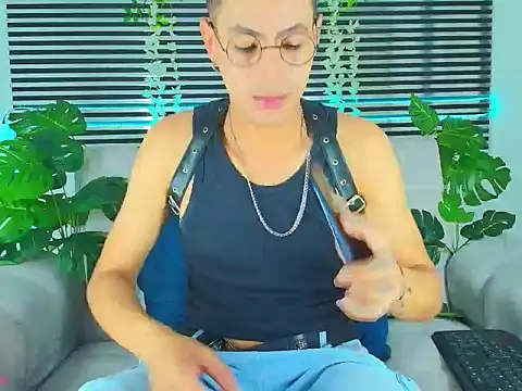 ThiiagoSaeenz online show from April 8, 4:40 pm