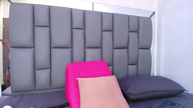 melany roberts  online show from April 11, 3:11 am