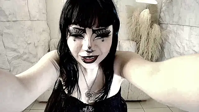 Snapshot of vampkitty_r chatting on February 11, 1:10 am vampkitty r online show from February 11, 1:10 am