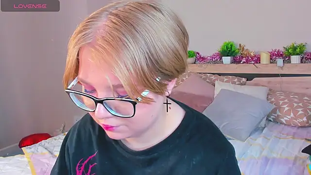 Lauraaa Smith online show from March 4, 7:36 am