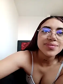 Snapshot of _ValentinaX_ chatting on March 4, 11:38 am ValentinaX online show from March 4, 11:38 am