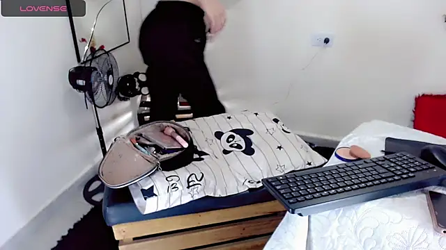 Snapshot of NathalialLooes chatting on March 3, 5:35 am NathalialLooes online show from March 3, 5:35 am