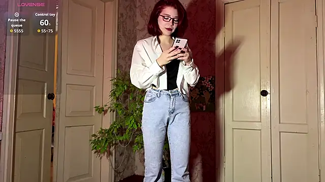 Snapshot of LaurynGeisinger chatting on February 24, 1:42 pm LaurynGeisinger online show from February 24, 1:42 pm