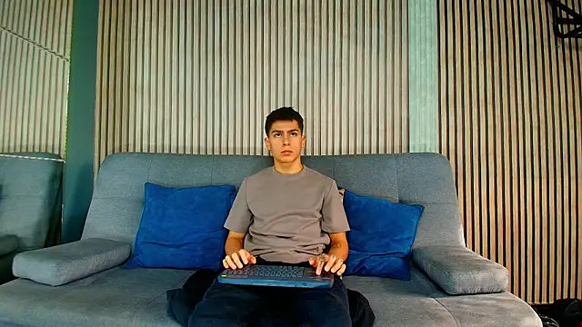 Snapshot of Aron_pulse chatting on February 12, 1:17 pm Aron pulse online show from February 12, 1:17 pm