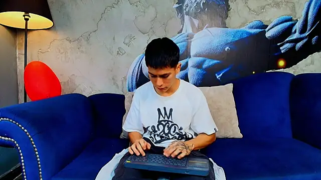 Snapshot of Aron_pulse chatting on February 20, 1:33 pm Aron pulse online show from February 20, 1:33 pm