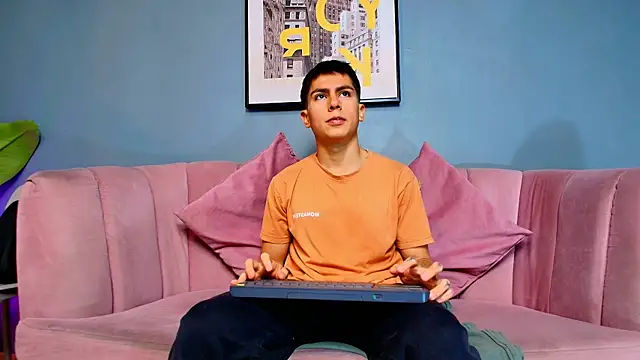 Snapshot of Aron_pulse chatting on March 3, 1:17 pm Aron pulse online show from March 3, 1:17 pm