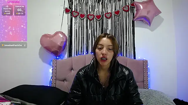 Snapshot of emily_cooper_pym chatting on February 14, 12:24 pm emily cooper pym online show from February 14, 12:24 pm