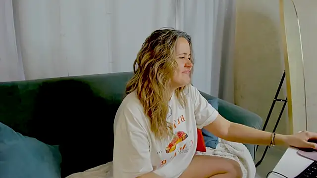 LilyBel online show from April 17, 8:06 am