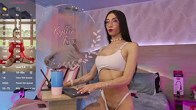 kylliefox  online show from February 9, 1:26 pm